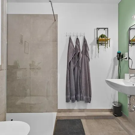 3 Schlafzimmer - 6 Betten, Parkplatz, Balkon, Wlan